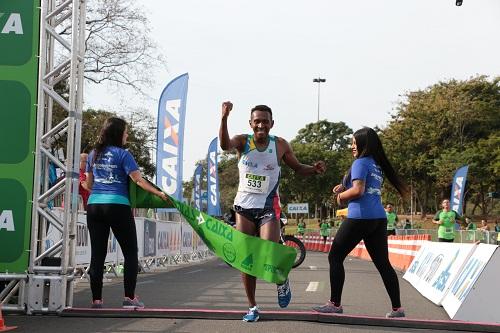 Prova aconteceu na manhã deste domingo, dia 13, no Aterro do Flamengo. Mais de 4 mil pessoas se dividiram nas distâncias de 6km e 10km / Foto: Claudio Torós